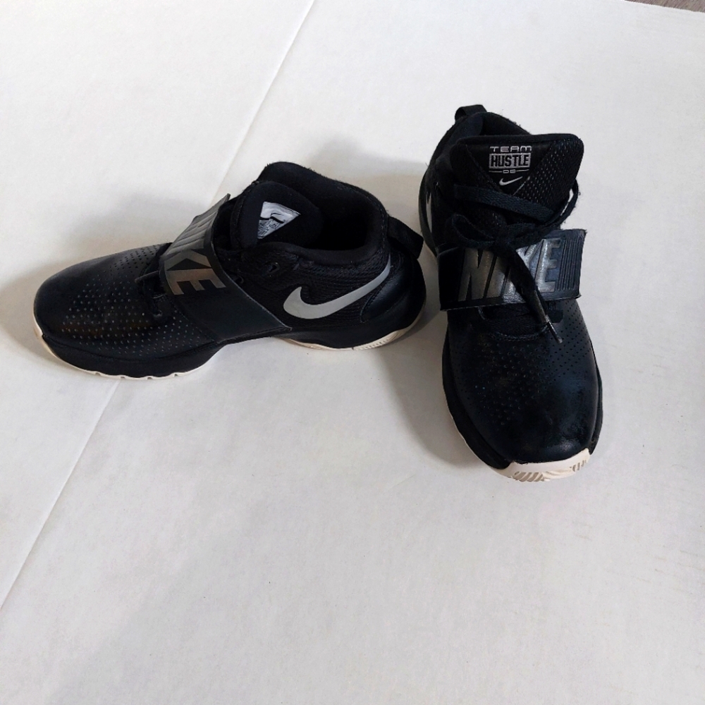 Nike Team Hustler Boys Sneakers Black Size 6.5 Y